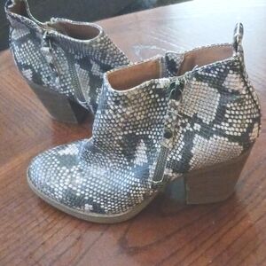 Universal Thread Snakeskin Style Bootie
